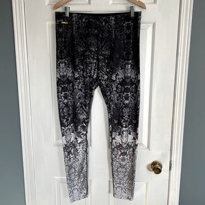 Black & White floral graphic print XL Lolë leggings